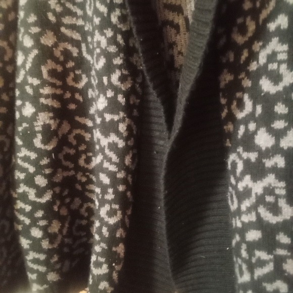 🎉🎉 HOST PICK 🎉🎉Cardigan leopard print - Picture 4 of 6